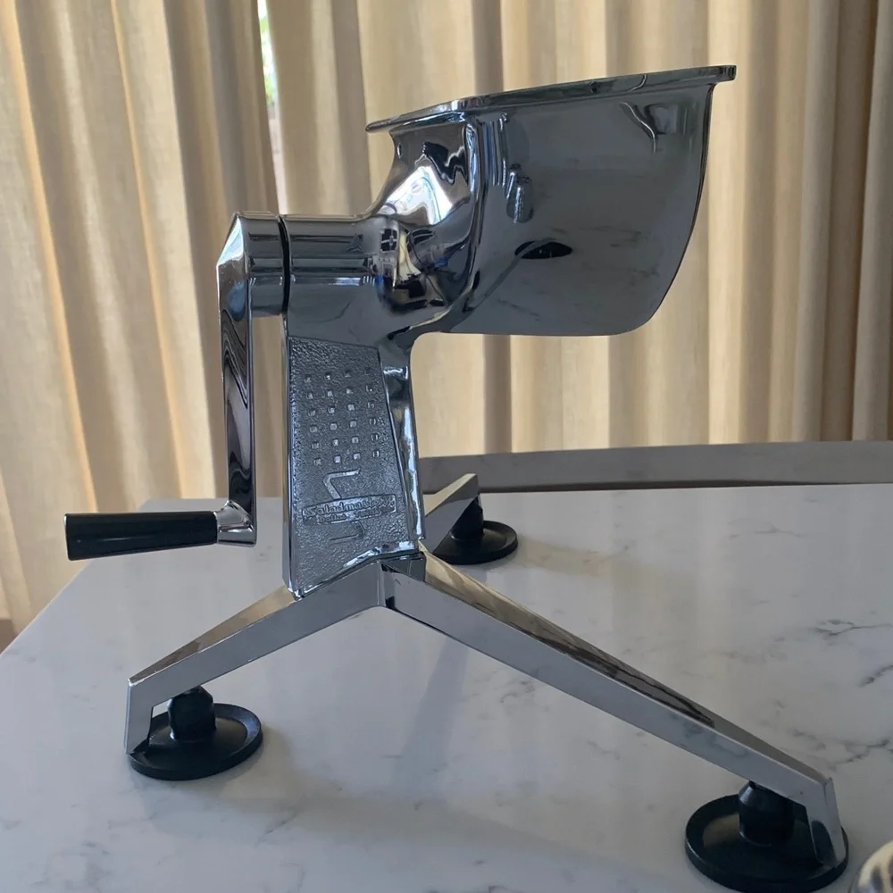 Vintage Saladmaster Hand Crank Food Processor 5 Cone Attachments USA - Picture 3 of 9